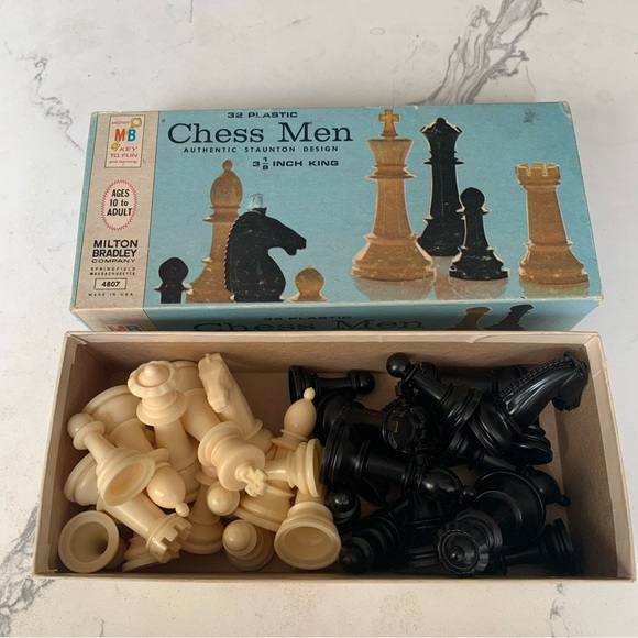 Milton Bradley MB 32 Plastic Chess Men 4807 Authentic Staunton Design 1969 - Picture 3 of 6